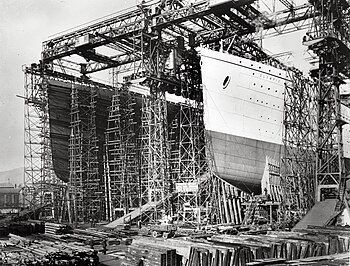 English: RMS Olympic and RMS Titanic under con...