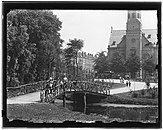 Oorspronkelijke brug in 1893 met op de achtergrond de Muiderkerk