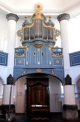 Hilgers-Orgel, darunter die kleinere Herrenbank