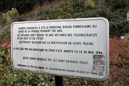 Panneau près de la gare de Longueau (2019), rappelant notamment son ancienne desserte par le TGV Lille – Lyon.