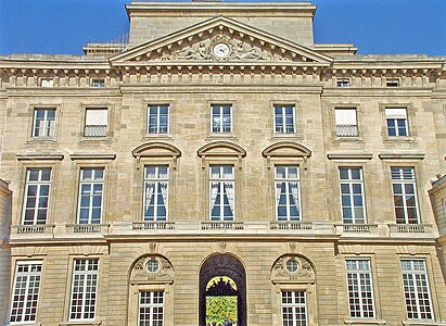 L'Expérience et la Vigilance assises aux côtés d'un cadran surmonté d'un coq (1770), fronton, Paris, hôtel de la Monnaie.
