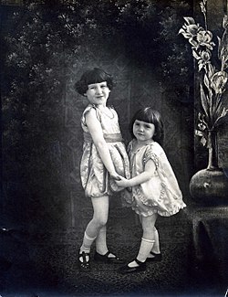 Лессі Лу Агерн із старшою сестрою Пеґґі (бл. 1921—1922)