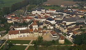 Vue aérienne de Lencloître, avec, au premier plan, son église du XIIe siècle