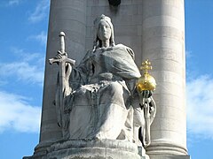 La Francia de Carlomagno en uno de los monumentos del Puente de Alejandro III en París.