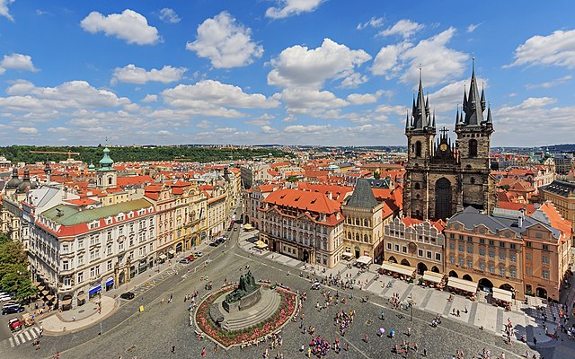 Staroměstské náměstí s pomníkem Jana Husa a Týnským chrámem