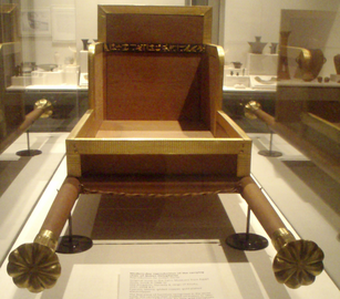 La chaise à porteur de la reine Hétep-Hérès Ire - Reproduction exposée au musée des beaux-arts de Boston - L'original est au musée égyptien du Caire.