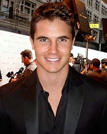 Robbie Amell.jpg