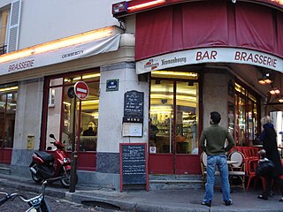 Café à l'angle de la rue Lepic.