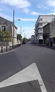 La rue vue depuis la place du 14-juillet.