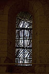 Vitrail de la chapelle du XIIe siècle.