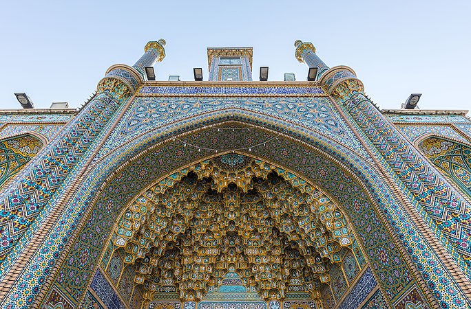 伊朗庫姆法蒂瑪聖陵正門伊萬的仰視圖。