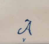 Signature d'Auguste Jean, A/V. Émail bleu sur faïence émaillée. Entre 1888 et 1896.