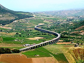 Le viaduc Caldo, à proximité de Ségeste.