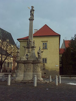 Sousoší sv. Josefa, v pozadí Arcibiskupský palác