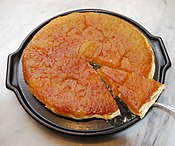 Tarte Tatin es una tarta invertida en la que la fruta (principalmente manzanas) se carameliza en mantequilla y azúcar antes de que la tarta se hornee.