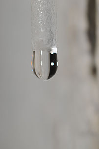 Gota d’égoua u bèc d’una chandèla. (veré dèfenicion 2 848 × 4 288)