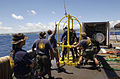 림팩 2004에서 입수를 준비중인 미국 해군 잠수부들