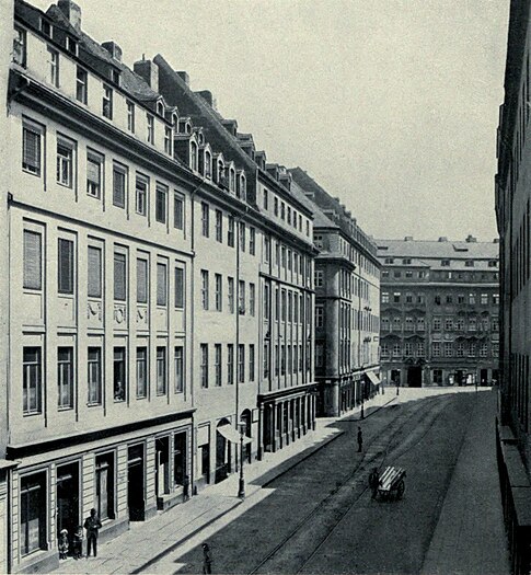 Moritzstraße vor 1885: Mit Pferdestraßenbahnlinie vom Schloßplatz bis Blasewitz nach 1872/1873 mit einem Spurmaß von 1440 mm.