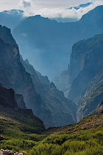 Vue sud-ouest depuis le belvédère du Pico do Arieiro, sur l'île de Madère. (définition réelle 4 000 × 6 000)