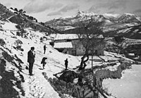 Vista lateral de Can Blanch nevat i diversos homes
