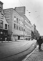 Het originele gebouw en de uitbreiding in 1933 nadat de werkzaamheden waren afgerond, inclusief het kenmerkende, uitstekende stuk in het midden.