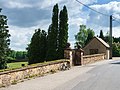 Einfriedungsmauer und Toranlage des Friedhofs sowie Denkmal für die Gefallenen des Ersten Weltkrieges auf dem Friedhof