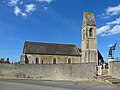 L’église Saint-Martin et la statue du soldat au drapeau.