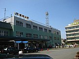 地平時代の駅舎。右端の建物はJR西日本福知山管理部（当時は福知山支社）（2004年3月）