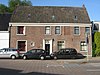 Perceelsgedeelte van Schoonzicht, huis met rechte kroonlijst, zadeldak in topgevels uitlopend, houten deuromlijsting, aanvang 18e eeuw. Vormt een geheel met het buurnummer 18