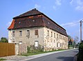 Wohnhaus und seitlicher Torbogen eines Bauernhofes (ehemaliges Brauereigut)