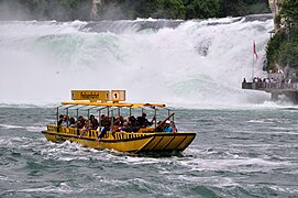 Juli 2017, Rheinfall Schaffhausen: Ein Touristik-Weidling