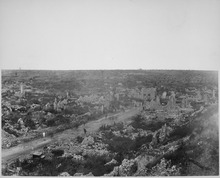 Une vue d’une village en ruines.