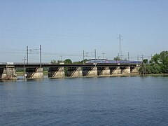 Un TGV sur le pont de la Saône à Auxonne.