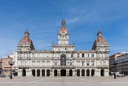 Vista frontal do Palácio Municipal da Corunha, Galiza, Espanha. O edifício modernista está localizado na praça Maria Pita, no centro da cidade. Foi construído entre 1908 e 1912 a partir de um projeto de Pedro Ramiro Mariño, e inaugurado em 1927 pelo rei Afonso XIII. (definição 7 227 × 4 895)