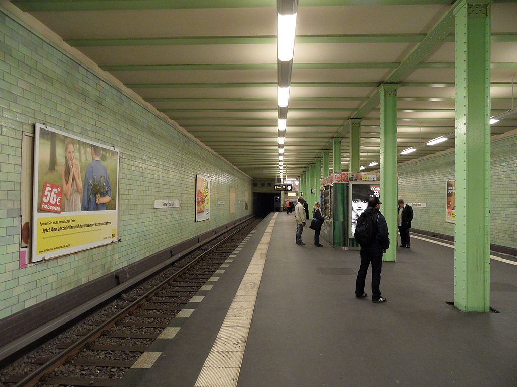 1024px-Berlin_-_U-Bahnhof_Samariterstra%C3%9Fe_-_Linie_U5_%286261366635%29.jpg