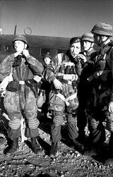 Γερμανοί αλεξιπτωτιστές προετοιμάζονται στην Κρήτη για την απόβαση στη Λέρο 1943.