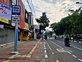 Plang bus stop yang berada 100 meter di selatan JPO