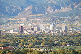 Colorado Springs com a cordilheia Front ao fundo