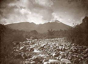 Der Vulkan Salak von einem Flussbett aus gesehen (um 1920).