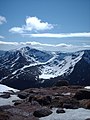 Cairn Toul (chwith) Sgòr an Lochain Uaine (dde eithaf)