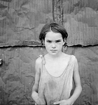 Une enfant photographiée par Dorothea Lange à Elm Grove, en Oklahoma, pendant la Grande Dépression. (définition réelle 4 056 × 4 320)