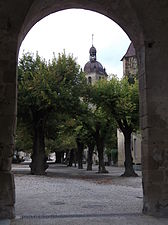 Clocher de l'église, grande cour, vue du portail principal.