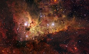 Die innere Region des Carinanebels im nahen Infrarot. Trumpler 16 ist der Sternhaufen links um Eta Carinae, dem hellsten Stern des Bildes.