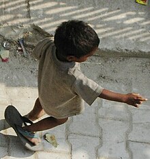 A poor child walks with one sandal. Fakirnibacha~2.jpg