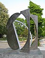 Folded Square D, sculpture de Fletcher Benton (Berliner/Kaiserstr.)