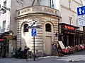 La fontaine du Pot-de-Fer, à l'angle de la rue Mouffetard.