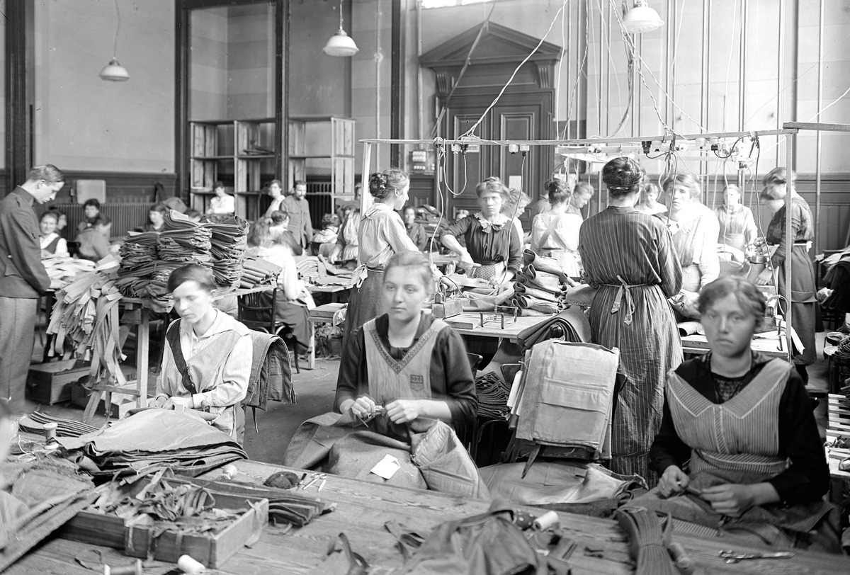 Frauen bei der Arbeit in einer improvisierten Uniformschneiderei - CH-BAR - 3241193.tif