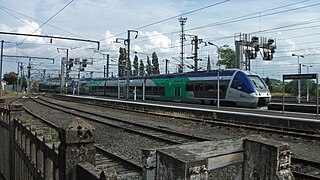 Un TER quitte la gare de Saint-Germain-des-Fossés