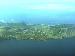 Veduta aerea dell'isola di Graciosa: il villaggio in primo piano è quello di "Luz" mentre nell'angolo di sinistra è riconoscibile la caldera del vulcano