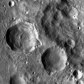 Снимок зонда Lunar Reconnaissance Orbiter. Кратер Качальский левее центра снимка, на юго-востоке от него кратер Вивиани.